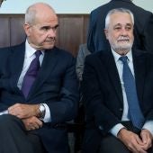 Manuel Chaves y José Antonio Griñán escuchan a los fiscales Anticorrupción