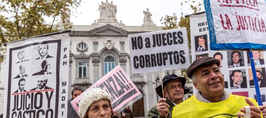 Grupos de personas se concentraron ante la sede del Tribunal Supremo Grupos de personas se concentraron ante la sede del Tribunal Supremo
