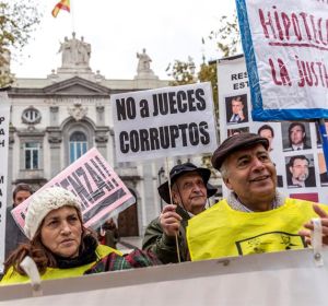 Grupos de personas se concentraron ante la sede del Tribunal Supremo Grupos de personas se concentraron ante la sede del Tribunal Supremo