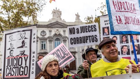 Grupos de personas se concentraron ante la sede del Tribunal Supremo