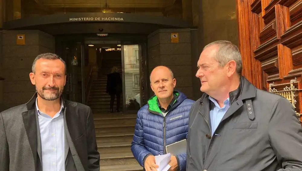 El alcalde de Elche, el concejal de Urbanismo y el gerente de Pimesa en el Ministerio de Hacienda El alcalde de Elche, el concejal de Urbanismo y el gerente de Pimesa en el Ministerio de Hacienda
