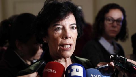 La ministra de Educaci&oacute;n, Isabel Cela&aacute;, responde a los medios