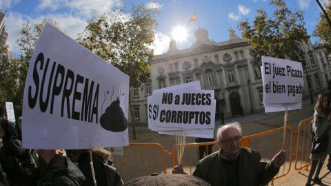 Un grupo de manifestantes protesta contra la decisi&oacute;n del Tribunal Supremo sobre las hipotecas