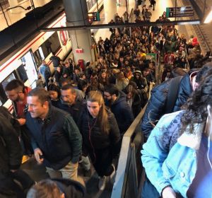 Aglomeración de pasajeros esta mañana en la estación de Castellón. Aglomeración de pasajeros esta mañana en la estación de Castellón.