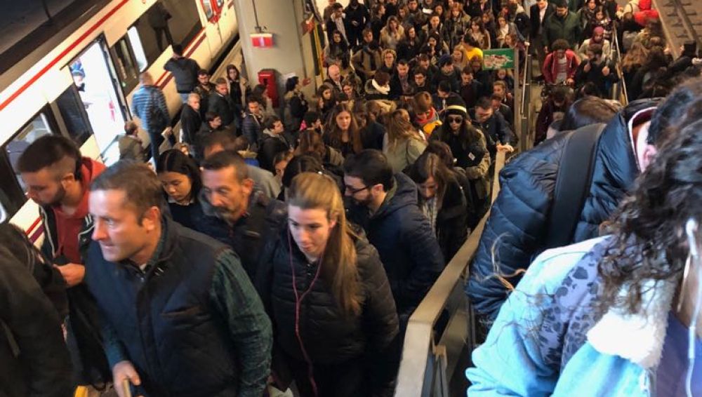 Aglomeración de pasajeros esta mañana en la estación de Castellón.