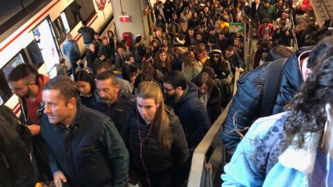 Aglomeraci&oacute;n de pasajeros esta ma&ntilde;ana en la estaci&oacute;n de Castell&oacute;n.