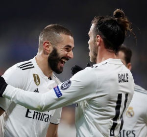 Benzema celebra uno de sus goles contra el Viktoria Plzen con Bale Benzema celebra uno de sus goles contra el Viktoria Plzen con Bale