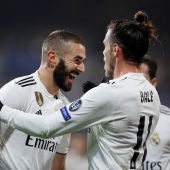 Benzema celebra uno de sus goles contra el Viktoria Plzen con Bale