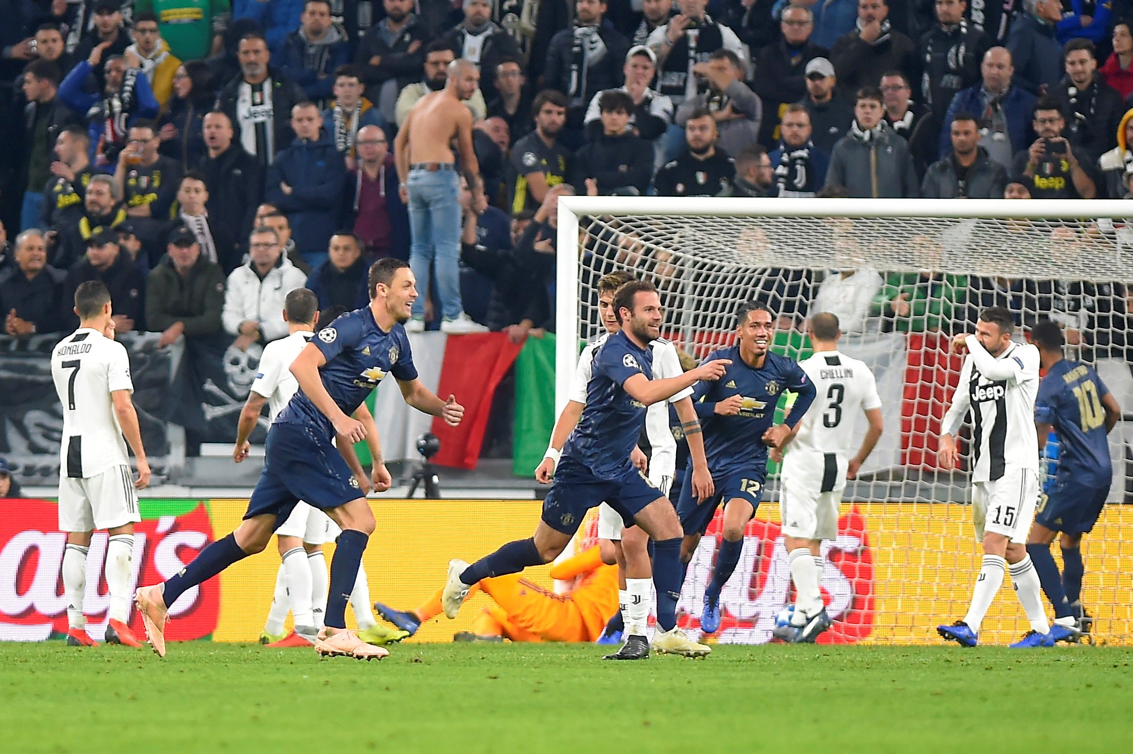 El Manchester United sorprende y remonta a la Juventus en Turín El Manchester United sorprende y remonta a la Juventus en Turín