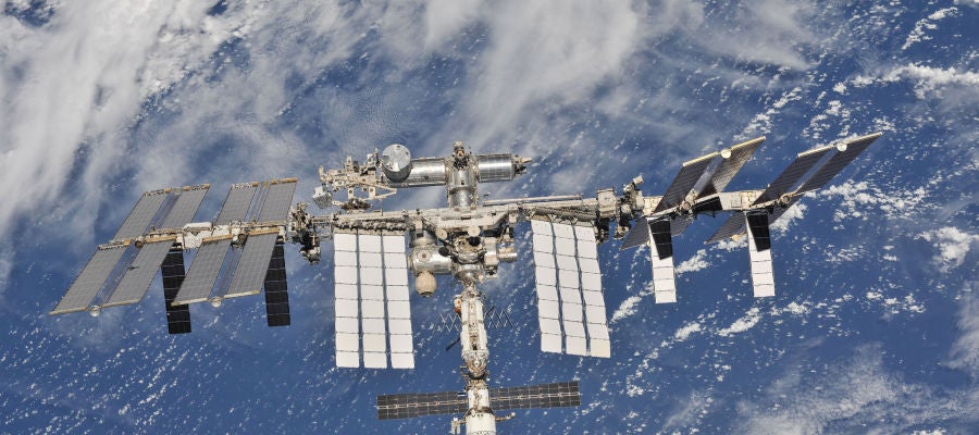 La Estación Espacial Internacional fotografiada por tripulantes de la Expedición 56 desde una nave espacial Soyuz después de desacoplarla. La Estación Espacial Internacional fotografiada por tripulantes de la Expedición 56 desde una nave espacial Soyuz después de desacoplarla.