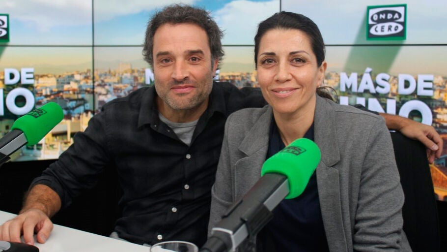 Daniel Guzm&aacute;n y Alicia Borrachero durante una entrevista en los estudios de Onda Cero