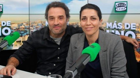 Daniel Guzm&aacute;n y Alicia Borrachero durante una entrevista en los estudios de Onda Cero