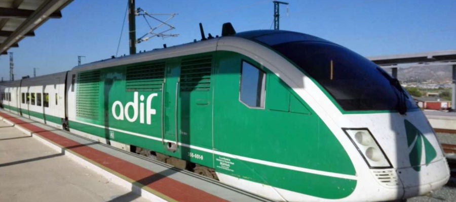 Tren de alta velocidad en pruebas en la estación del AVE de Elche Tren de alta velocidad en pruebas en la estación del AVE de Elche