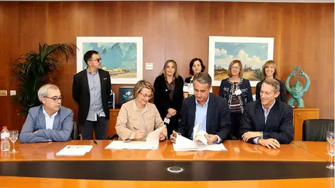 Firma del acuerdo de creación de la Cátedra .