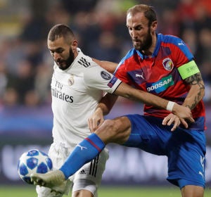 Benzema pelea por el balón en el partido contra el Viktoria Plzen Benzema pelea por el balón en el partido contra el Viktoria Plzen