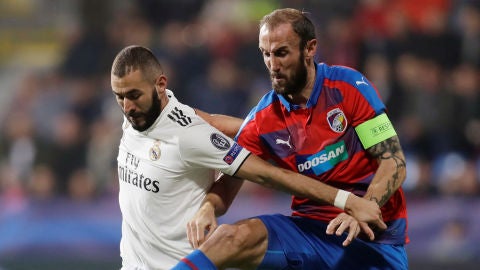 Benzema pelea por el bal&oacute;n en el partido contra el Viktoria Plzen