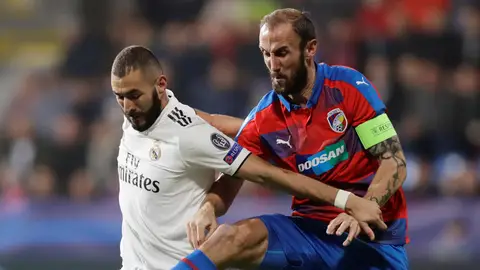 Benzema pelea por el balón en el partido contra el Viktoria Plzen Benzema pelea por el balón en el partido contra el Viktoria Plzen