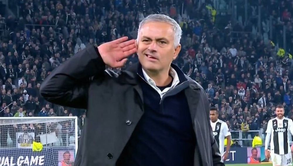 Mourinho dirige este gesto a los aficionados juventinos. 