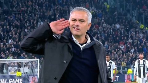 Mourinho dirige este gesto a los aficionados juventinos. 