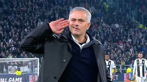 Mourinho dirige este gesto a los aficionados juventinos. Mourinho dirige este gesto a los aficionados juventinos.