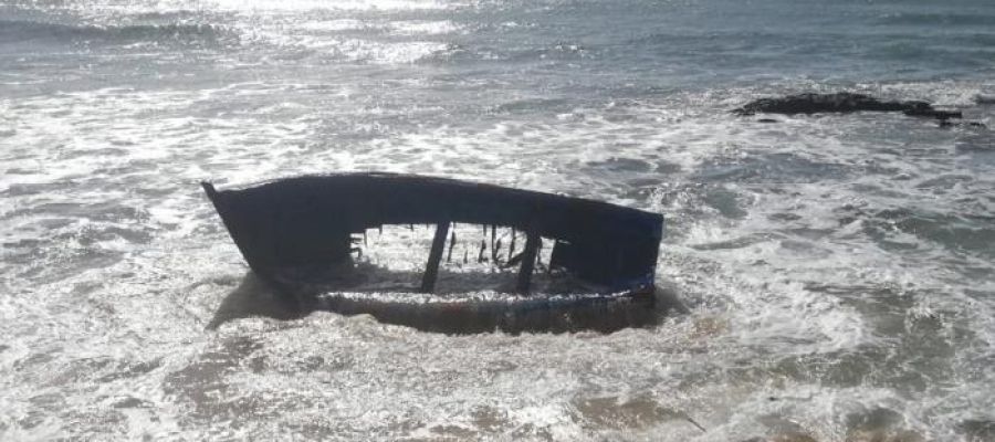 Estado en el que quedó una patera tras chocar contra una roca en la playa de Caños de Meca Estado en el que quedó una patera tras chocar contra una roca en la playa de Caños de Meca