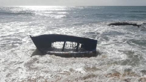 Estado en el que qued&oacute; una patera tras chocar contra una roca en la playa de Ca&ntilde;os de Meca