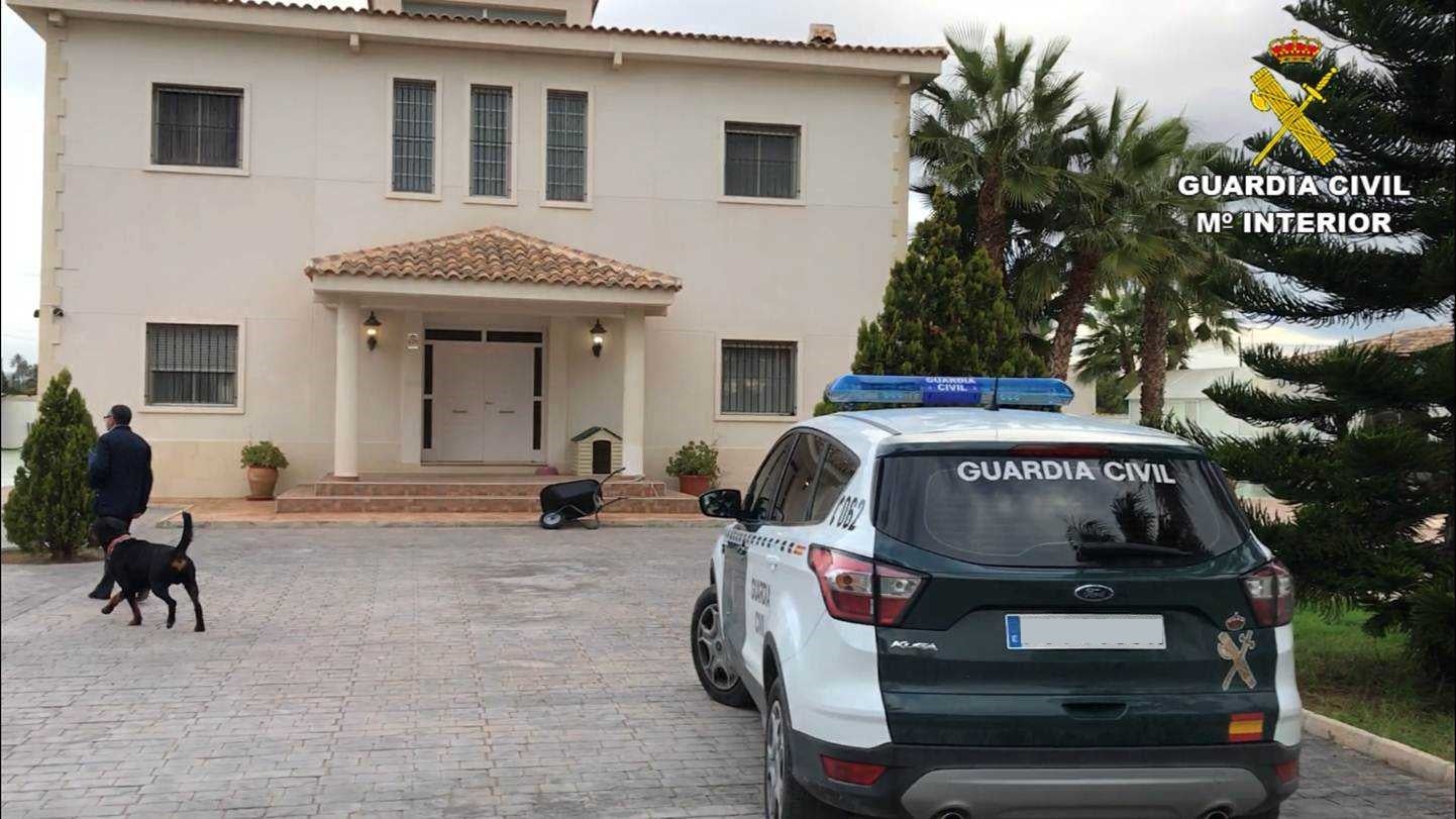 La Guardia Civil desarticula un grupo que obtenía 320.000 euros de beneficios netos al año en cuatro cultivos de marihuana La Guardia Civil desarticula un grupo que obtenía 320.000 euros de beneficios netos al año en cuatro cultivos de marihuana
