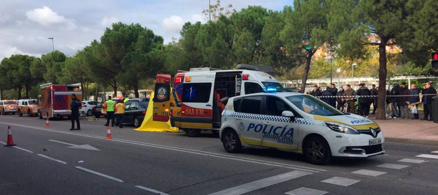 El Samur atendiendo al joven de 14 años atropellado el martes en la Avenida de Entrevías, en Madrid El Samur atendiendo al joven de 14 años atropellado el martes en la Avenida de Entrevías, en Madrid