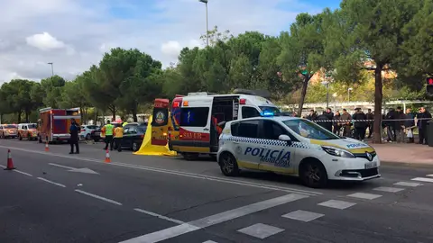 El Samur atendiendo al joven de 14 años atropellado el martes en la Avenida de Entrevías, en Madrid El Samur atendiendo al joven de 14 años atropellado el martes en la Avenida de Entrevías, en Madrid