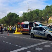 El Samur atendiendo al joven de 14 años atropellado el martes en la Avenida de Entrevías, en Madrid