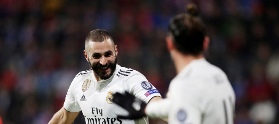 Benzema celebrando uno de sus goles contra el Viktoria Plzen Benzema celebrando uno de sus goles contra el Viktoria Plzen
