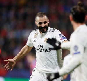 Benzema celebrando uno de sus goles contra el Viktoria Plzen Benzema celebrando uno de sus goles contra el Viktoria Plzen