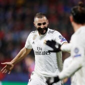 Benzema celebrando uno de sus goles contra el Viktoria Plzen