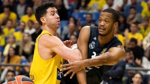Randolph busca a un compa&ntilde;ero durante el partido contra el Maccabi