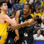 Randolph busca a un compañero durante el partido contra el Maccabi Randolph busca a un compañero durante el partido contra el Maccabi