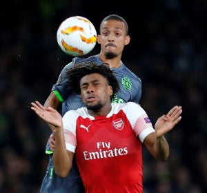 Iwobi y Bruno Gaspar pelean por el balón Iwobi y Bruno Gaspar pelean por el balón