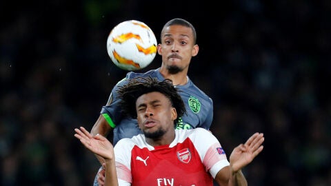 Iwobi y Bruno Gaspar pelean por el bal&oacute;n