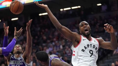 Serge Ibaka, en acci&oacute;n ante los Kings