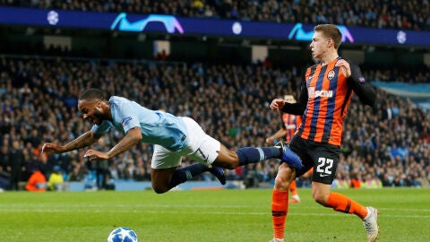 Sterling, en la jugada del penalti ante el Shakhtar