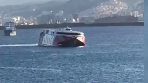 Quince personas caen al agua al chocar un ferry con otro barco en Gran Canaria Quince personas caen al agua al chocar un ferry con otro barco en Gran Canaria