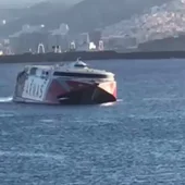Quince personas caen al agua al chocar un ferry con otro barco en Gran Canaria Quince personas caen al agua al chocar un ferry con otro barco en Gran Canaria