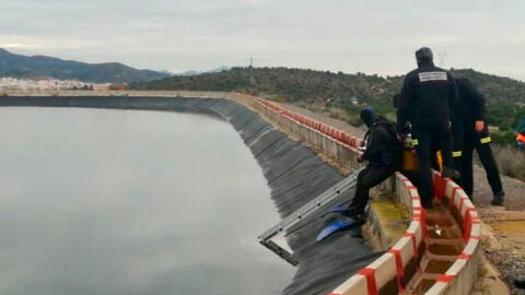 Equipo de rescate intentando salvar al cazador que se cay&oacute; al embalse