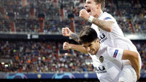 Carlos Soler y Santi Mina celebran uno de los goles ante el Young Boys. 