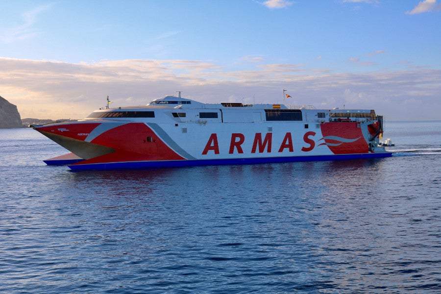 Rescatan a tres personas que cayeron al mar en Gran Canaria tras chocar un buque de Armas con una embarcación deportiva Rescatan a tres personas que cayeron al mar en Gran Canaria tras chocar un buque de Armas con una embarcación deportiva