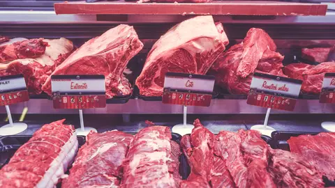 El consumo excesivo de carne roja y procesada tiene un coste para la salud de la gente y la economía El consumo excesivo de carne roja y procesada tiene un coste para la salud de la gente y la economía
