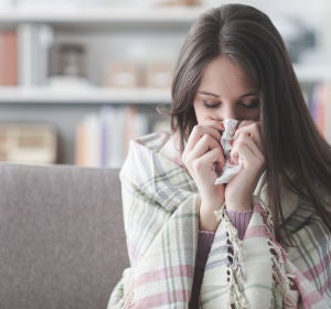 Mujer con gripe Mujer con gripe