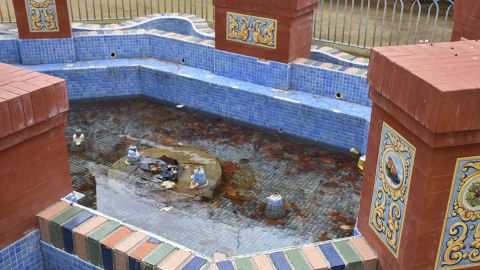 fuente ceramica sucia