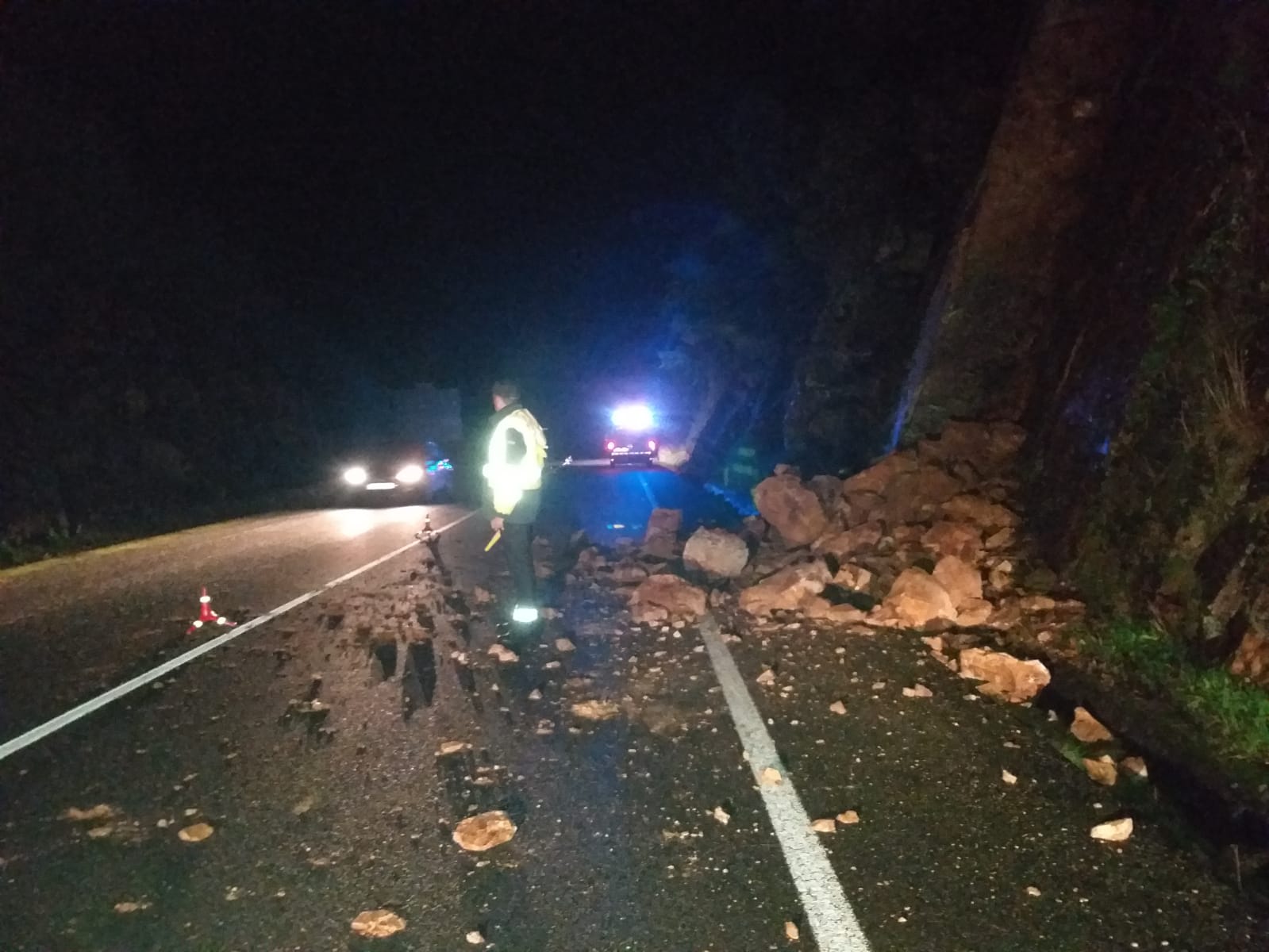 CORTADO UN CARRIL DA N-120 EN MONFORTE POR DESPRENDIMENTOS CORTADO UN CARRIL DA N-120 EN MONFORTE POR DESPRENDIMENTOS