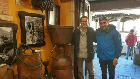 Javier Barbero y Ángel Moreno Desde la tienda de Sierra del Oso en Potes