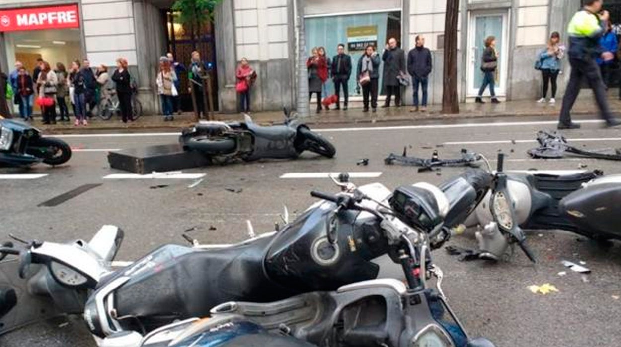 Un conductor pierde el control y arrolla a varios peatones en Barcelona Un conductor pierde el control y arrolla a varios peatones en Barcelona